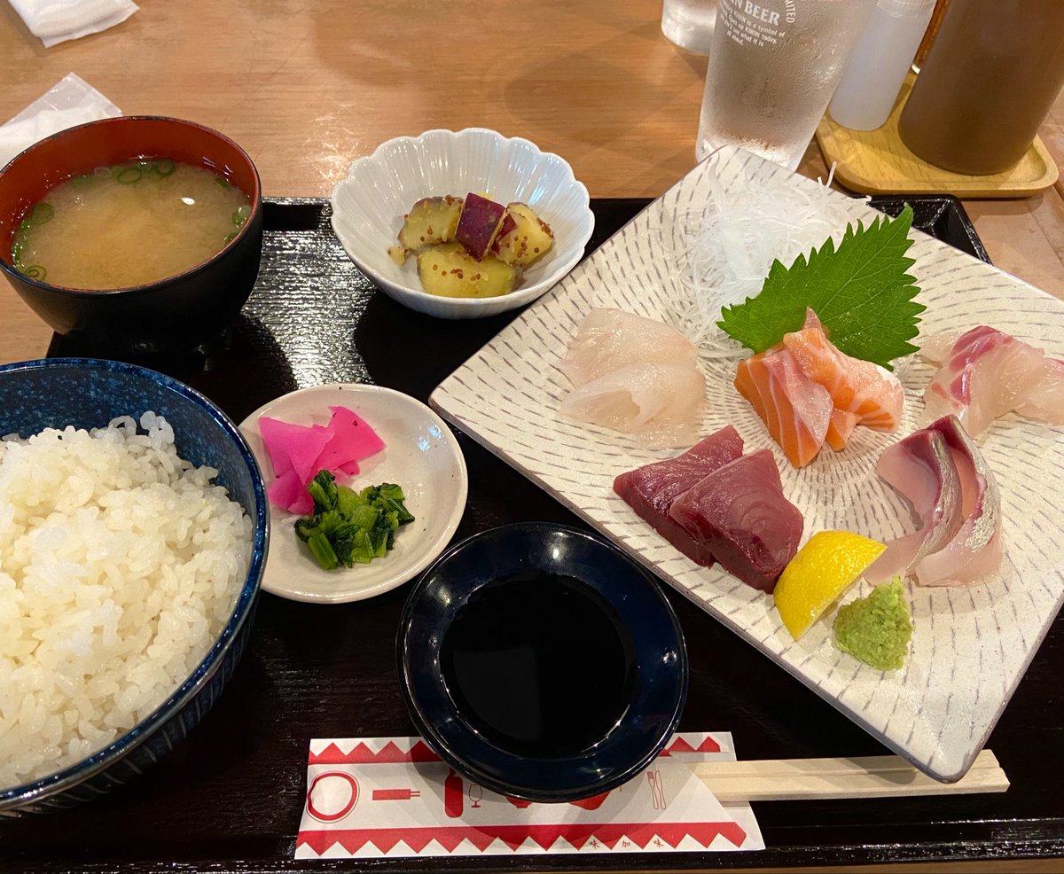 watasiwareferee's tweet photo. 北野坂でインフィオラータ。
GW曇天日で異人館も人は少なめ。
からの刺身定食で腹一杯。
#インフィオラータこうべ https://t.co/KL8BBu96Nz