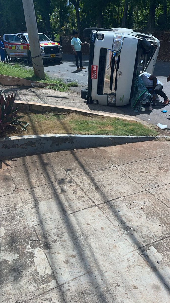 Raggahmufinzent's tweet image. NOW: Public passenger bus overturn along the Old Stony Hill Road in St Andrew #Tuesday #Accident #May