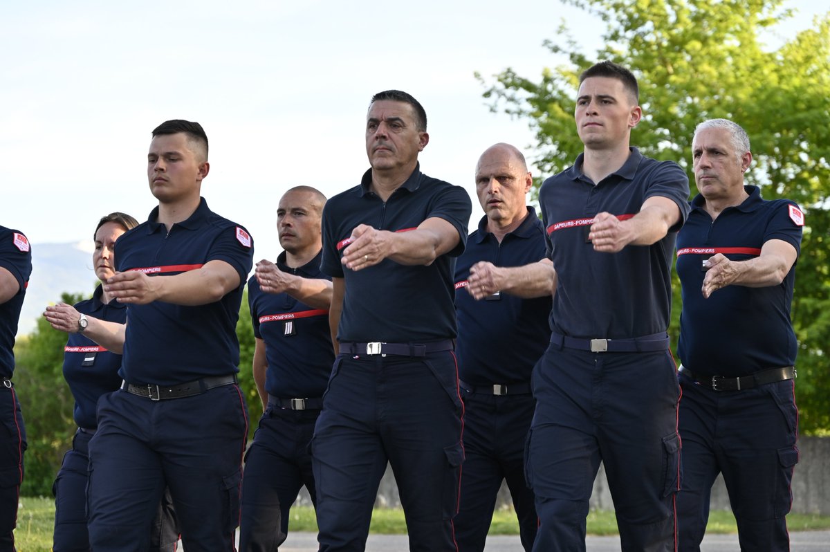 SDIS_74's tweet photo. 13 sapeurs-pompiers de la Haute-Savoie ont été sélectionnés pour participer au défilé du 14 juillet à Paris. 
Dernière répétition en Haute-Savoie avant leur départ pour les entraînements zonaux. 
🎯 Chaque détail compte : rigueur, précision et esprit de cohésion. https://t.co/V6PTK5lADX