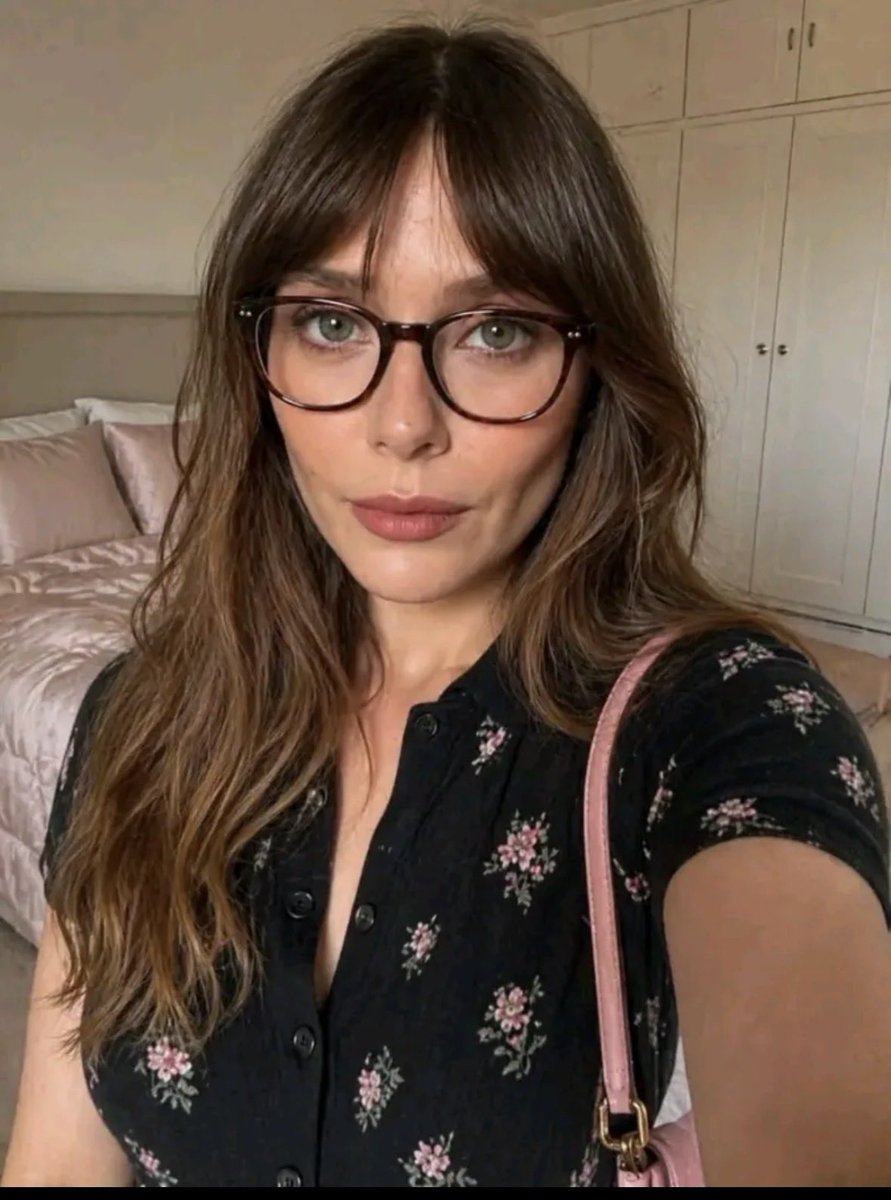 RuthlessF44's tweet photo. Elizabeth Olsen with Glasses. https://t.co/FMcraXVA3m