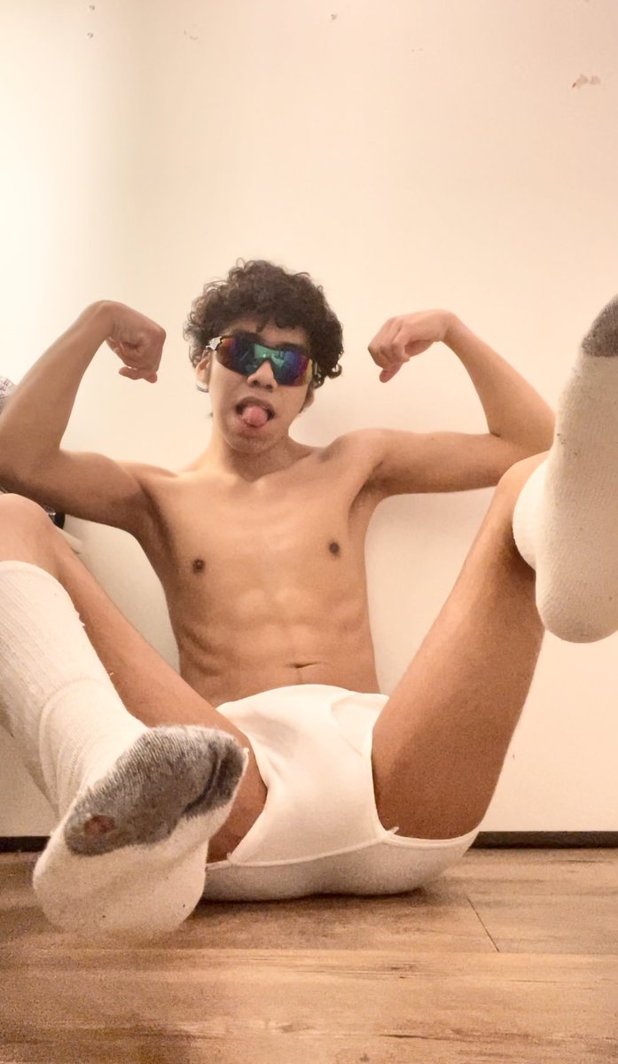 LeoApollo67's tweet photo. Come sniff my dirty socks after a long day of practice https://t.co/8E7F0z1Lx8