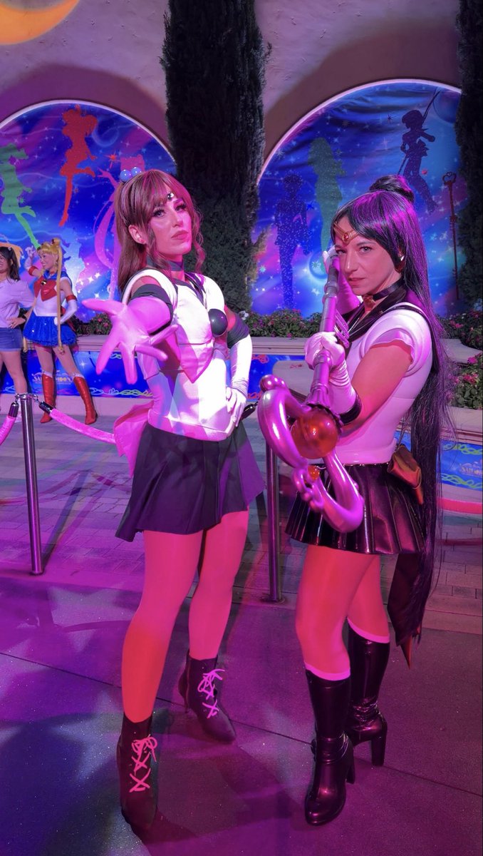 sailor_vdizzle's tweet photo. Jupiter ⚡️ and Pluto 🗝️ have arrived!! Cosplaying at @UniStudios for #fanfest26 with @Ochibawolf was so much fun!!! I hope to cosplay as Pluto more in the future!! 🩷🫶 https://t.co/3vtdNEPeeM