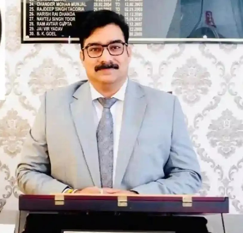 thedelhicrown's tweet photo. Ex-Chairman of Punjab&amp;Haryana Bar Council &amp; ex-AAG Minderjeet Yadav appointed as a High Court Judge, along with 9 others.
There are currently 58 judges in Punjab&amp;Haryana High Court.
It has an approved strength of 85; Still a vacancy of 17 Justices after today's appointments. https://t.co/3mmMfFcKqh