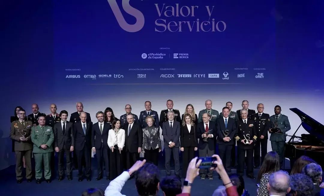 FUTER_ET's tweet image. #LaLegión recibe el Premio al 'Valor en Acto de Servicio' en los 'Premios Valor y Servicio', organizados por El Periódico de España y Prensa Ibérica. Un reconocimiento a una trayectoria marcada por el valor, el sacrificio, la austeridad y la preparación.
#BRILEG
#SomostuEjército