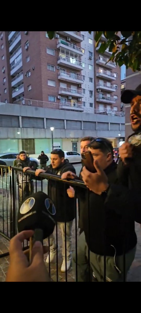 Isso é a prova de quem quer faz, não manda os outros fazer por ti.

vai no CT, vai na chegada da arena, só não transfere teu desejo pra terceiros

Pega teu amigo, e vai, mete apavoro nos cara, os irmãos aqui tiveram essa oportunidade na ARGENTINA e não decepcionaram 

aulas👏🏾