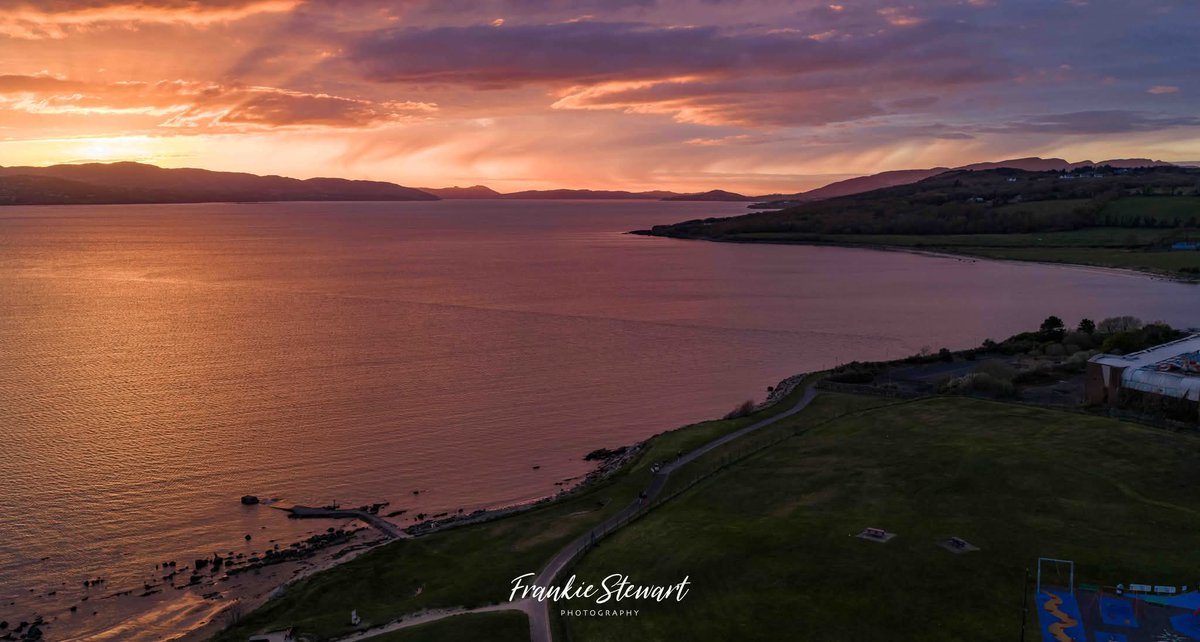 ThisIsIreland3's tweet image. Beautiful sunset over Lough Swilly 🌅

📍County Donegal - Ireland 🇮🇪 

📸 Frankie Stewart 

#Donegal #LoughSwilly #Ireland #Sunset