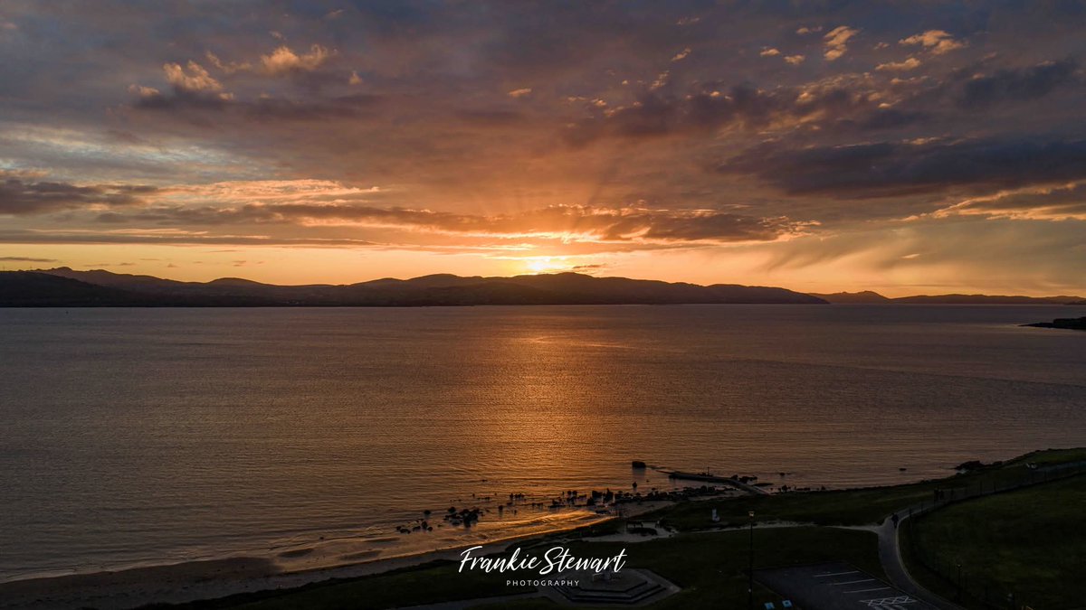 ThisIsIreland3's tweet image. Beautiful sunset over Lough Swilly 🌅

📍County Donegal - Ireland 🇮🇪 

📸 Frankie Stewart 

#Donegal #LoughSwilly #Ireland #Sunset