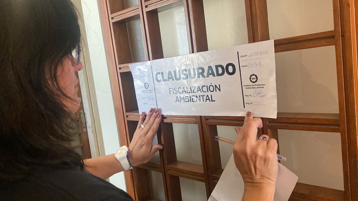 AmbienteMuniCba's tweet photo. A través del @IpaMuniCba , clausuramos de forma preventiva un consultorio dermatológico ubicado en la calle Ituzaingó, por disponer residuos patógenos de manera ilegal en la vía pública. ❌🗑️

➡️ Toda la información en la nota: https://t.co/qvqV3OPlZ1 https://t.co/oytSZXtH4F