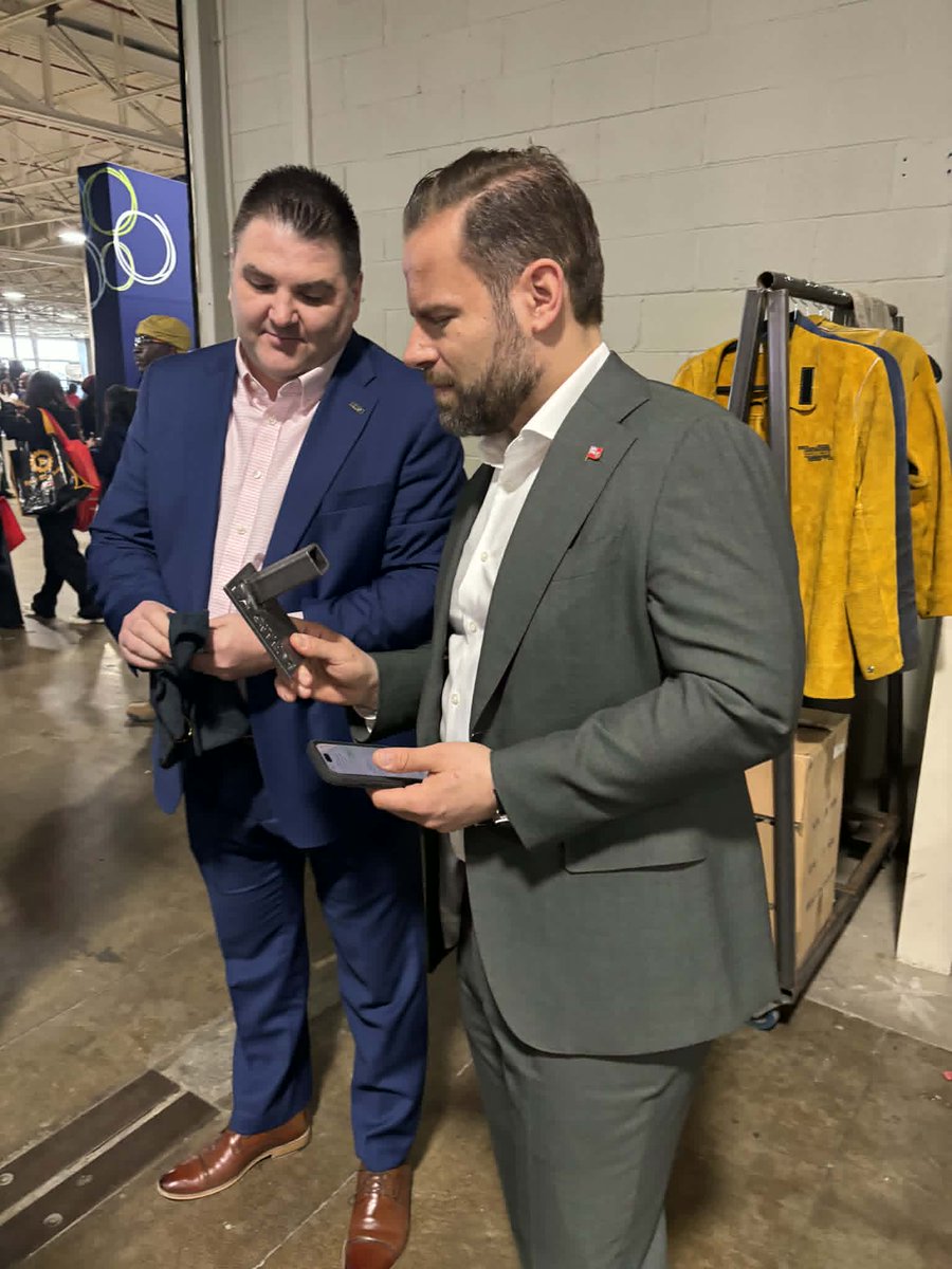 CollegeLaCite's tweet photo. Bon succès à nos étudiant.e.s à la compétition Skills/Compétences Ontario à Toronto! 

Votre talent fait rayonner la relève des métiers spécialisés.

Ravis d’y accueillir @DavidPiccini, Candice White et @SherefSabawyPC. @skillsontario 
@lynncasimiro @lacitepatrick https://t.co/PdqqWRSBmd