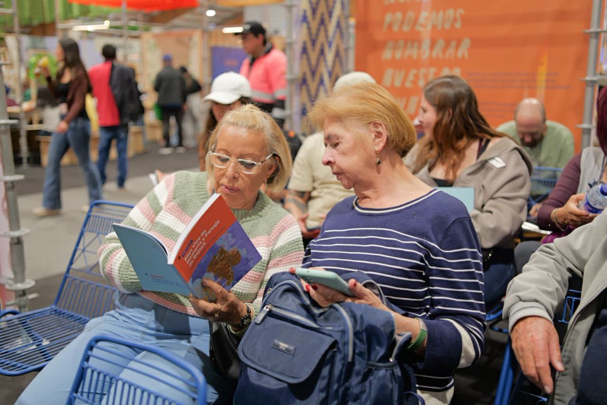 mincultura's tweet photo. En la @FILBogota conversamos sobre dos iniciativas clave para el país. Aquí te contamos 🔽

Presentó el nuevo proyecto tipo de Bibliotecas Públicas de Colombia, pensado para fortalecer el acceso a la cultura y el conocimiento en los territorios.

Allí los asistentes conocieron en detalle las apuestas de innovación que para esas infraestructuras culturales el GIC viene adelantando en el territorio nacional.
