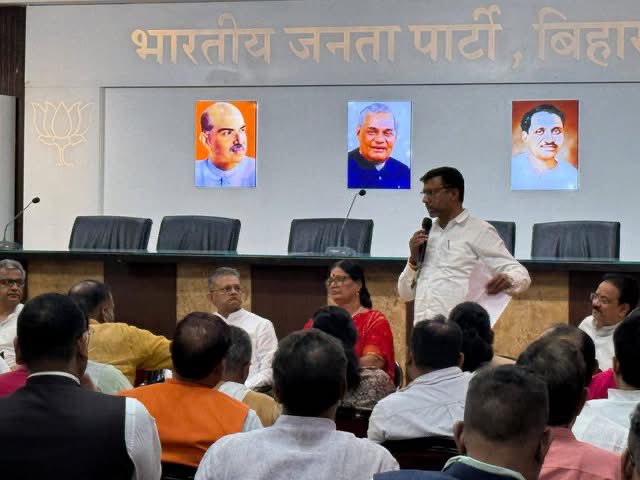 RatneshKBJP's tweet photo. आज प्रदेश कार्यालय में आगामी 7 मई को होने वाले मंत्रिमंडल विस्तार के शपथ ग्रहण समारोह एवं देश के लोकप्रिय प्रधानमंत्री आदरणीय नरेंद्र मोदी जी के आगमन के तैयारी हेतु आयोजित बैठक में शामिल हुआ।
#पटनासाहिब #patnasahib #patnacity
#ratneshkushwaha #Ratnesh #रत्नेश https://t.co/bmljmqWKNi