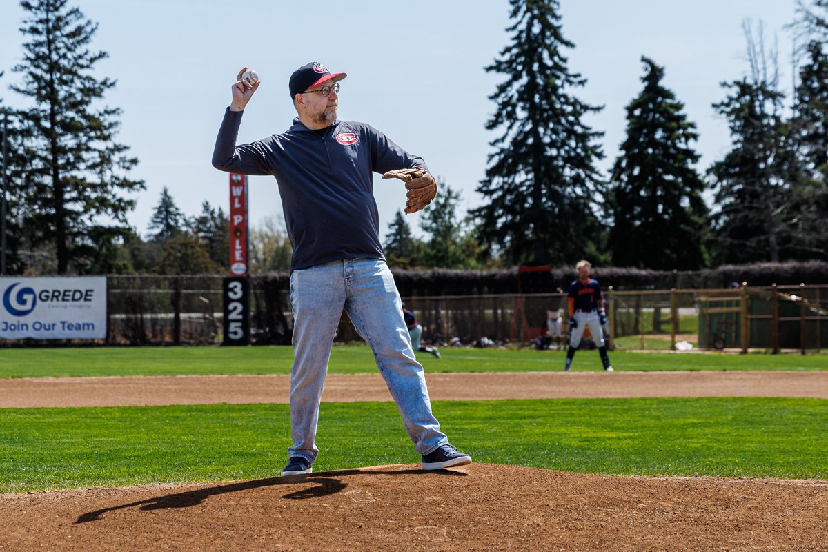 SCSUHuskies_BB's tweet photo. Special thanks to @stcloudstate President Tomso for throwing out the first pitch for our regular season finale! 

#GoHuskies | #Huskyland ⚾️ https://t.co/ubWdHISmeo