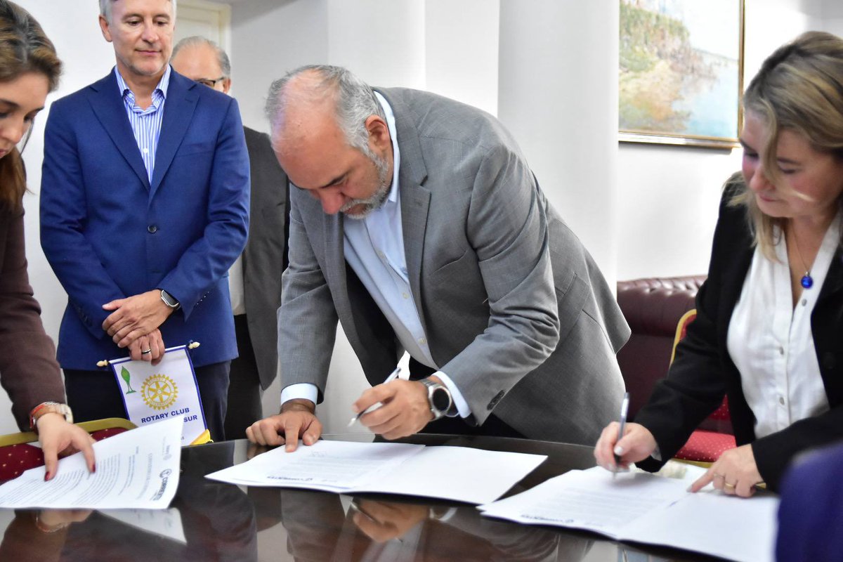 claudiopolich's tweet photo. Hoy firmamos un Convenio de Cooperación Institucional con el Rotary Club Corrientes Sur, junto a su presidenta, la Dra. Lucía G. Ruiz Díaz. Fortalecemos el trabajo conjunto para impulsar acciones sociales y comunitarias. https://t.co/N7EJFOmvL3