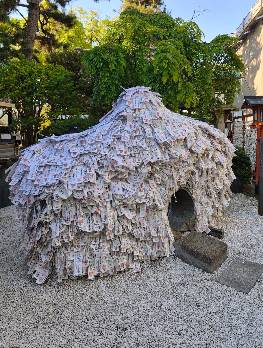 縁切り神社こと安井金比羅宮⛩️いつ頃からかは知らんけど、なんか人気のアトラクションみたく人が並んでる^^; 神は自ら助くる者を助くではないけど、ほとんどのことは自分の意志で決められると思うので、どうにもならん人だけ頼りにくるべき場所ではないんやろかと…遊び半分できたらあかんとこな気も…