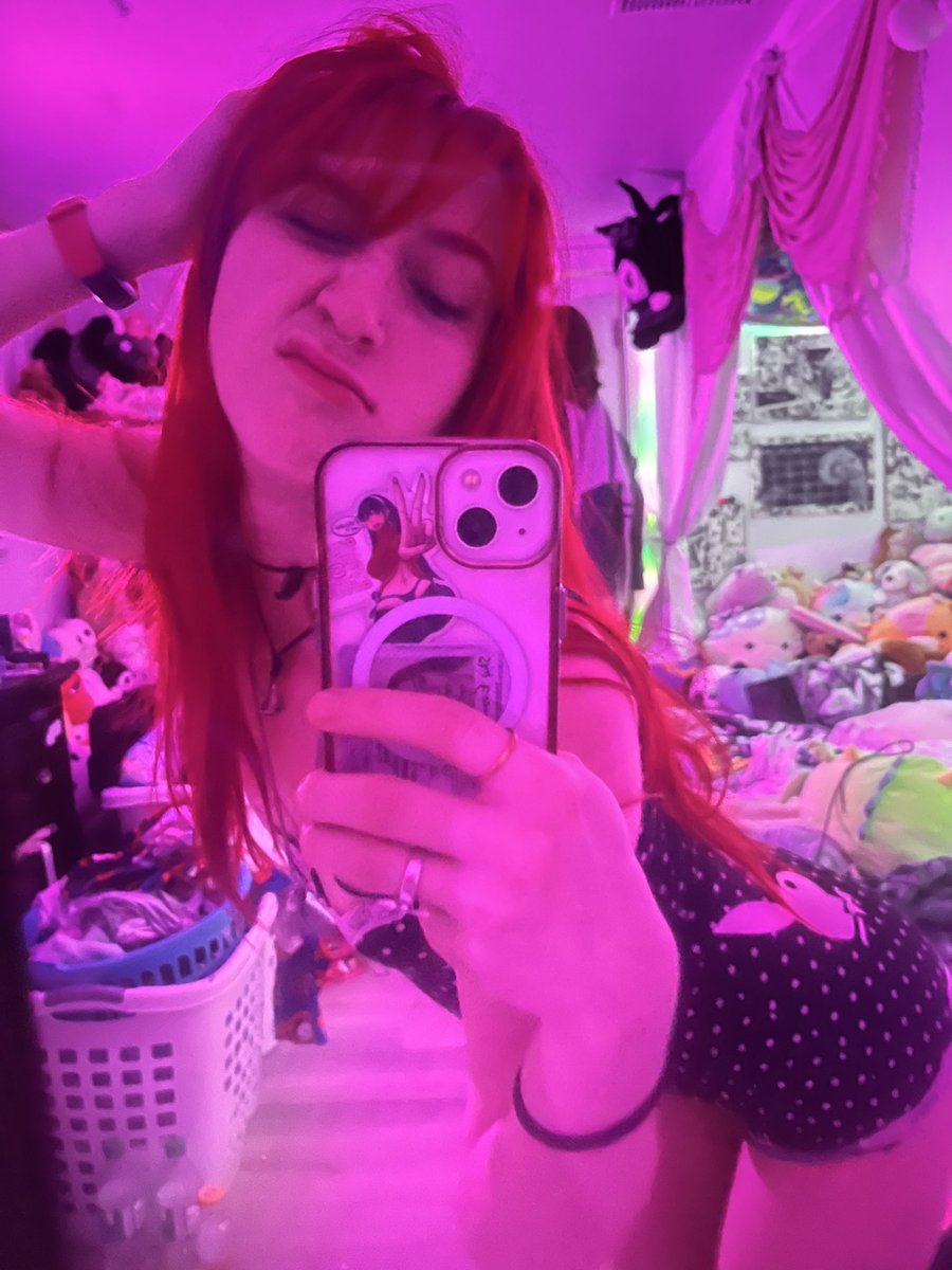 mothgirl__'s tweet photo. Messy hair messy room and cute pjs https://t.co/gGTJLdLYOk