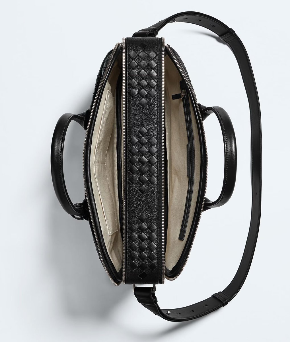 StreetFashion01's tweet photo. Bottega Veneta’s new bag’s come with some very interesting new Intrecciato Styles!🙂‍↕️ https://t.co/TzMTP1D9Cz