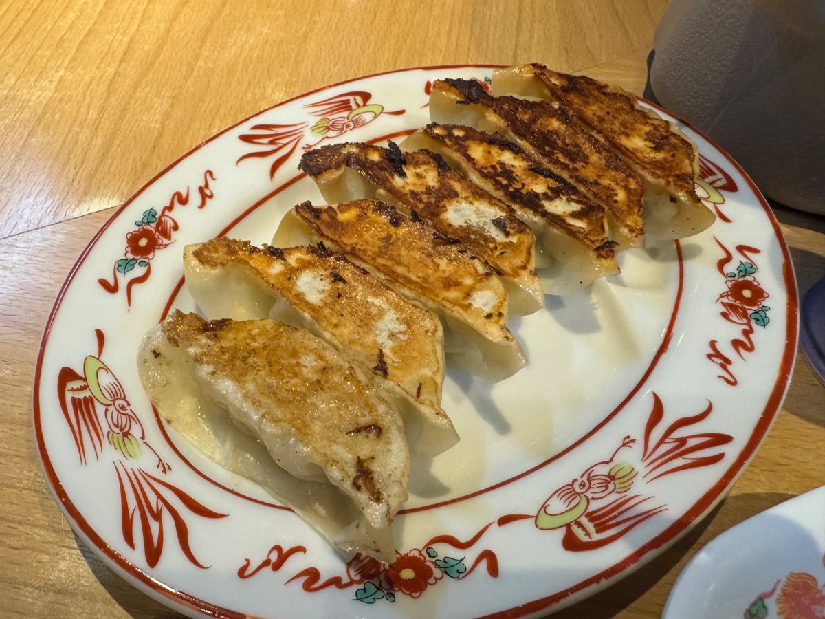 trinitasapo's tweet photo. やっぱりトリサポの皆さん行くお店は一緒なんですね！
日付が変わるかどうかの時間にラーメン小金太さんで、ラーメン、焼飯ハーフ、餃子、瓶ビール
居酒屋がほとんど満席であまり食べれなかったので、ガッツリ行きました(^^)
美味しかった😋
#トリサポ鹿児島遠征 https://t.co/07uGIWIpvv