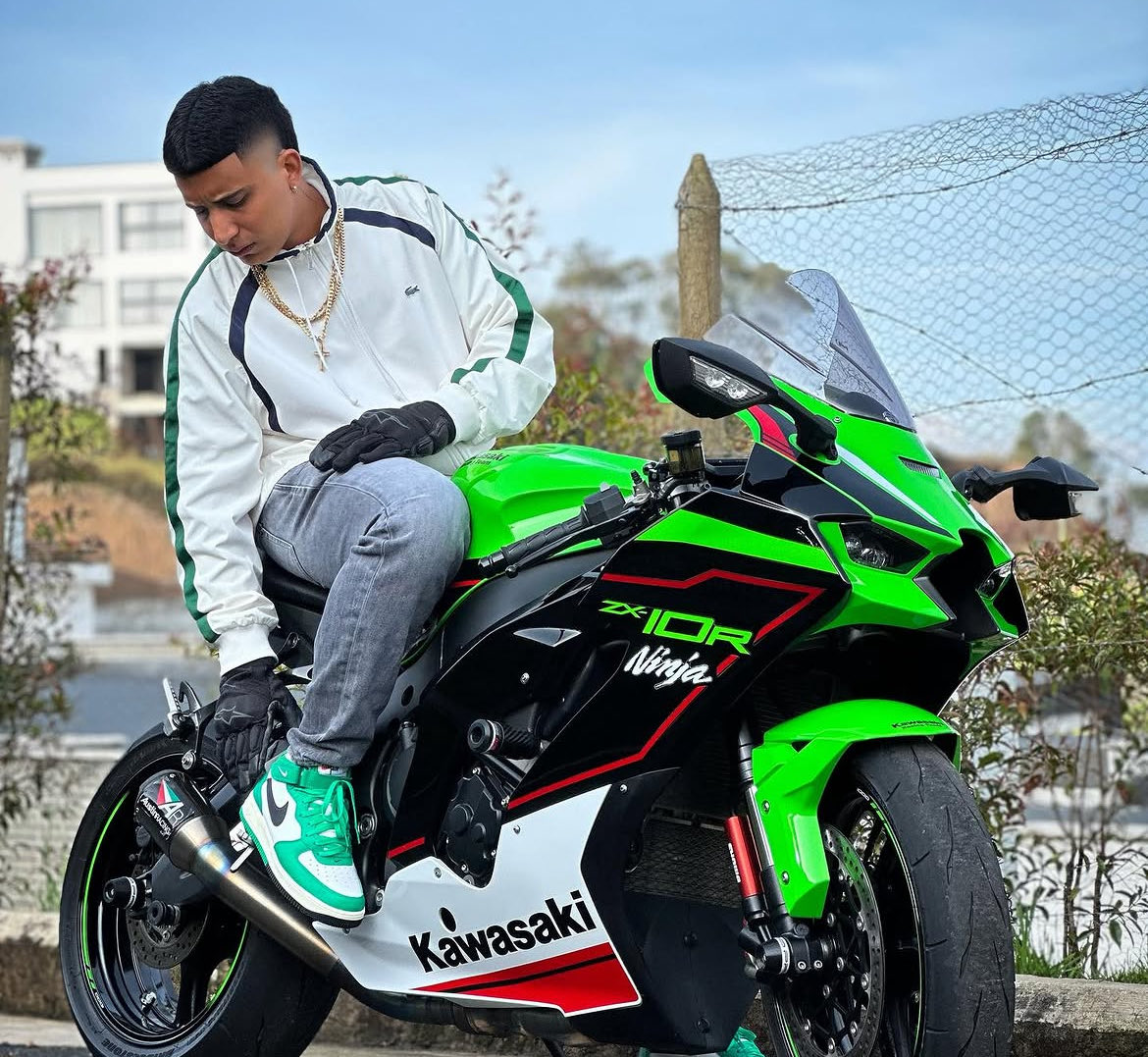 alandelmk632264's tweet photo. Una de las últimas veces que va a manejar la ZX10R ya que la quiere vender para comprar esa mentada TRIUMP 🥹 https://t.co/QxvEjvJo0u