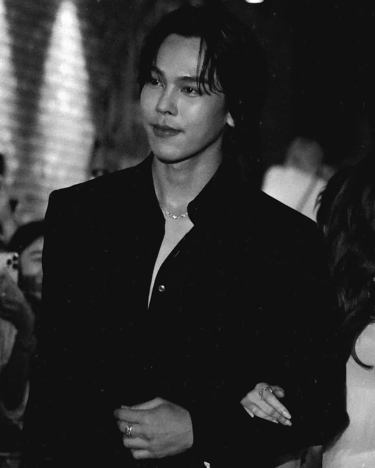 "แกว่า มันมีโอกาสที่เราจะลืมรักแรกได้มั้ย"

"ไม่รู้สิ"

"..."

"เราไม่เคยลืมได้สักที"

.
.
.

"ขอบคุณที่มาร่วมงานแต่งนะ"

"อือ"

#ตรีนาย #trenine