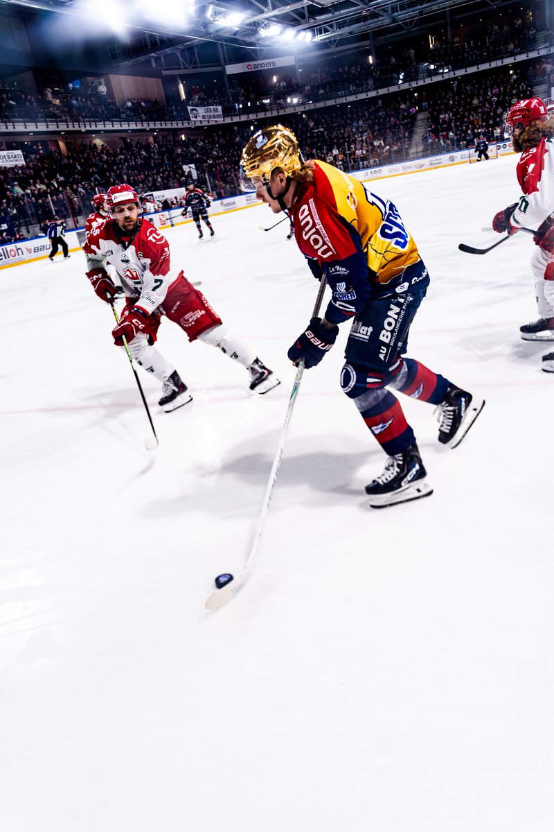 DucsdAngers's tweet photo. RDV à 19h pour une nouvelle annonce, et ces 2 photos régalent pour les friands d’indices ✍️ https://t.co/2YnJFsCX3B