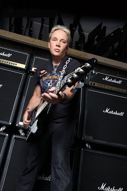 YoJonathanAraya's tweet image. 05 de mayo de 2015. Muere Craig Gruber, fué un bajista conocido por haber sido el bajista original de la banda  Rainbow, también tocó en la banda Elf. #CraigGruber #Rainbow #Elf