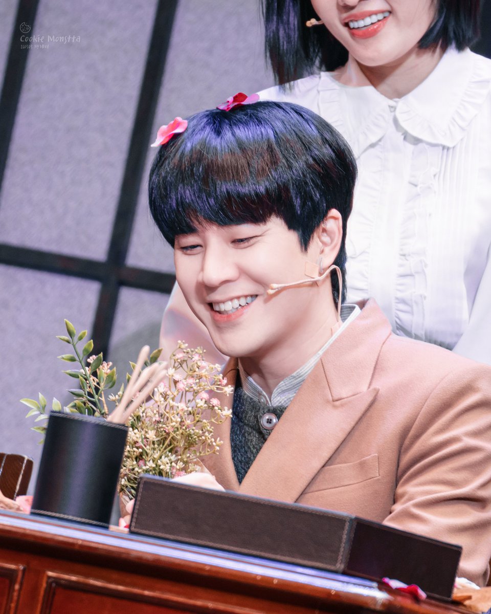 🍪2026.05.05 _ 밤

뮤지컬 팬레터 커튼콜

정세훈 役 | 문태유

꾸밈 받는 와중에 꽃다발 받은 것도 좋아서 웃음 만개한 세후니 어떤데...