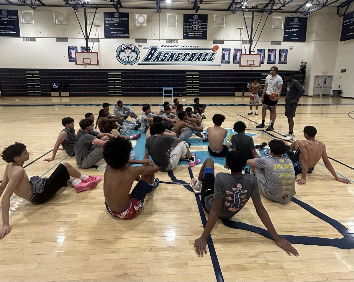 Listening to <a href="/jayden_leverett/">Jayden Leverett</a> 
Words of Wisdom. 
<a href="/TCaldwellCHS/">Tevin Caldwell</a> 
<a href="/CoachMChavez/">Marco Chavez</a> 
<a href="/VandyMBB/">Vanderbilt Men's Basketball</a>