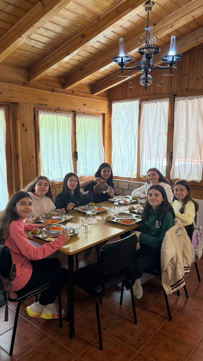 INMERSION LINGÜÍSTICA DE 1ºESO EN RIOPAR
Esta mañana han hecho multiaventura, tiro con arco, science lab y actividades de conversación en inglés. Después de comer, han tenido tiempo libre y seguirán con tirolina, rocódromo y Juegos Olímpicos.