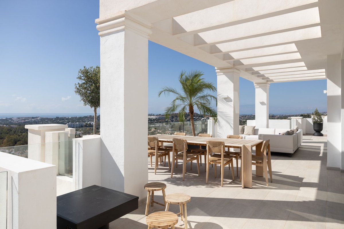 emile_issa's tweet photo. Hidden Gem ✨

Private Corner #DuplexPenthouse  #Panoramic #Seaviews #Marbella

Sun-filled 2-level living: 

• Drop Jacuzzi 
• Gaggenau kitchen 
• Villeroy &amp; Boch baths 
• 247m² built 
• 128m² terraces
• 3-car garage
• Gated Community 

€2.98M

DM for details. https://t.co/Dk5KyjimHb