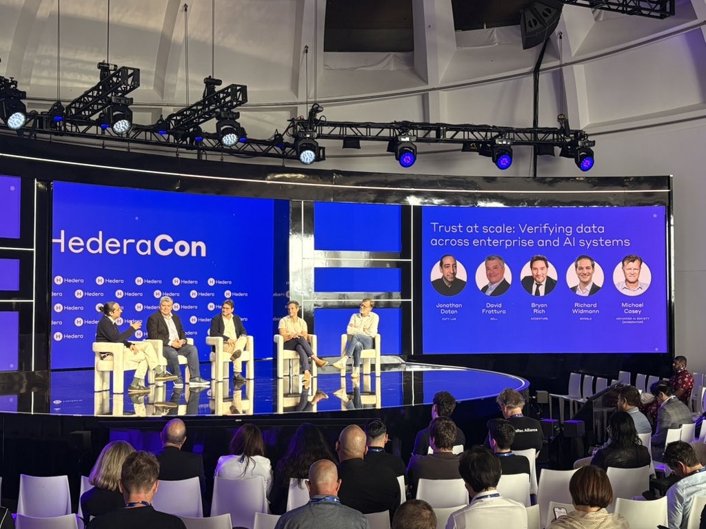 CriptoFiveat's tweet photo. Visitando el evento de @hedera , conocido como HederaCon 2026 en Miami, Florida.

Ha sido una experiencia increíble donde incluso hemos conocido a @leemonbaird 🤯 https://t.co/hvee535suE