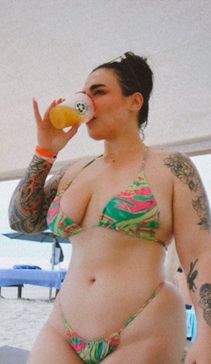 curvy baby tweet media