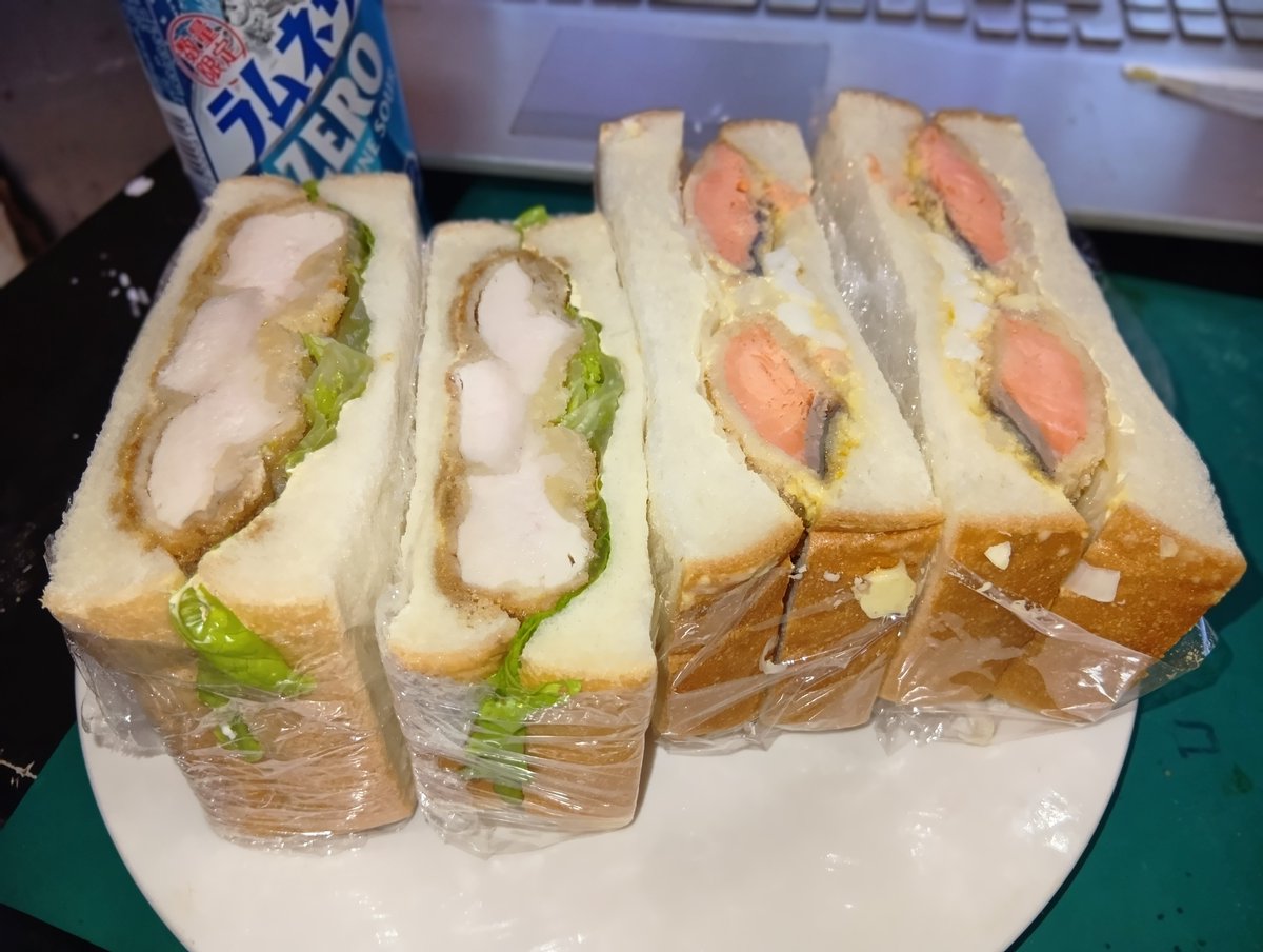 rOYFuB6a1Oxl8AU's tweet photo. ルアー制作進捗・・・

お顔まで💦

そして、お昼にたべたサンドウィッチーズ
＃チキンカツｱﾝﾄﾞサーモンカツ
多すぎて夜もこれwww https://t.co/jR2BORNna6