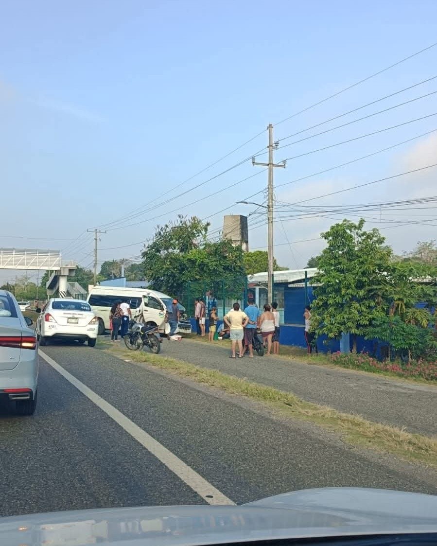 ReporteTab's tweet photo. #AlMomento Cuatro lesionados deja choque de una combi sobre la carretera Frontera-Villahermosa, a la altura del ejido Felipe Carrillo Puerto.

Los lesionados son atenidos frente a la Escuela Primaria Gabriel Leyva Solano. 

#RT #Vial #Tabasco https://t.co/LnnnwliBLC