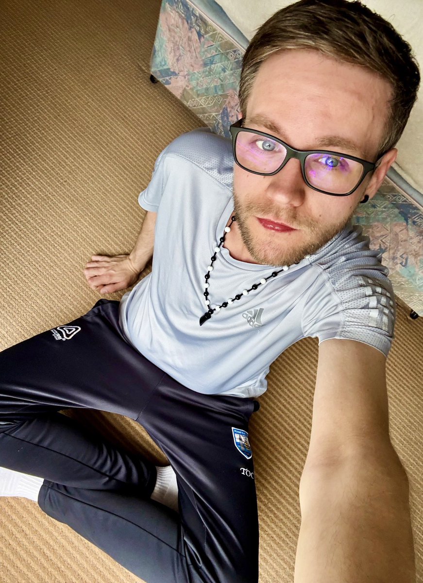 DanielHyla1's tweet photo. Post my run 🏃‍♂️ in my ⚽️ kit 😁 #sweaty #run #gay #sportswear https://t.co/MAnrbG4H1d