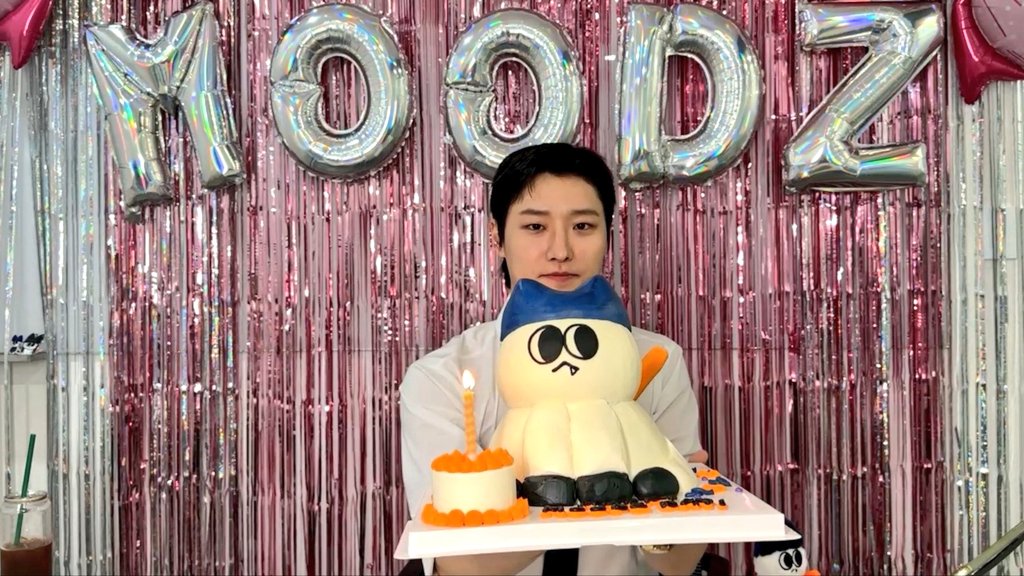 Moowna1's tweet photo. MSG like a MSG challenge for moodz day🤭. Happy birthday moodz🧡💙
#WOODZ #우즈 
#HAPPY_MOODZ_DAY https://t.co/hT59JvLO9W