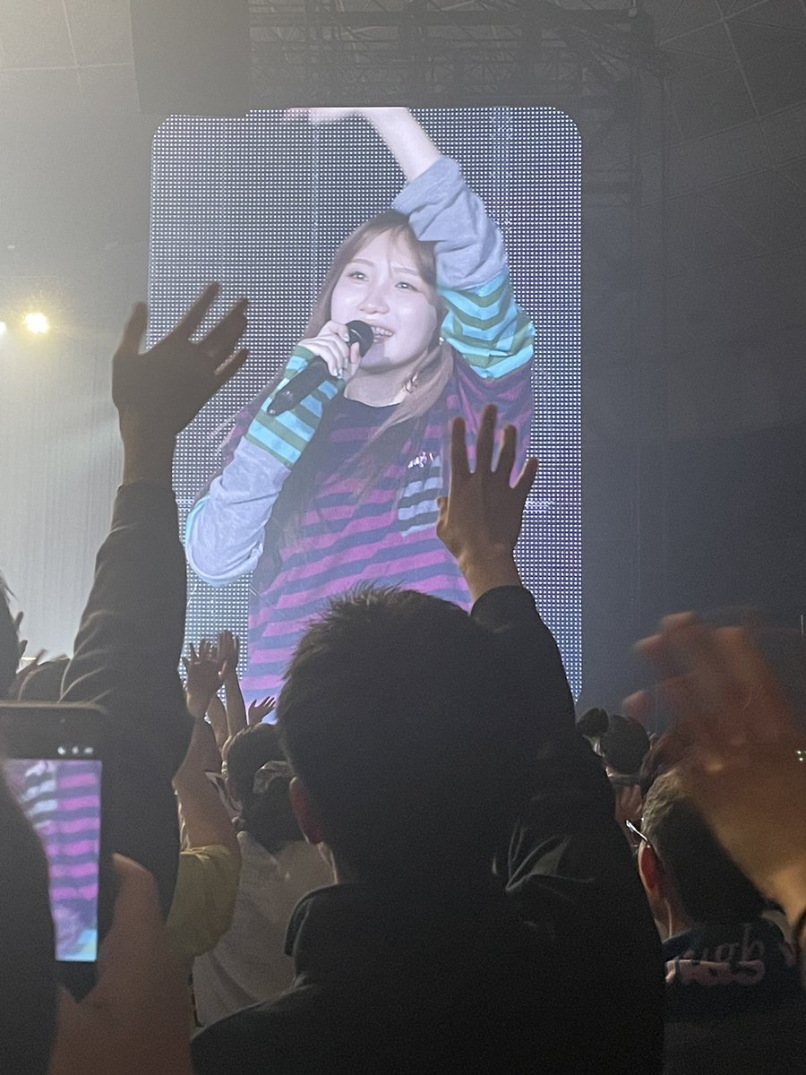 sa_yasb's tweet photo. 3年ぶりのライブ最高すぎた！！
初披露and久しぶり披露だらけで楽しかった！！
りらちゃんはいつも音楽を、みんなにというより、1人1人の「あなたに」届けてくれているのが伝わってきて嬉しい😆
明日も全力で楽しむ！！！

あとLaughツアーに合わせたネイルできて嬉しい！💛🩶
 #幾田りらLaughTour https://t.co/ABYuzqvpyU