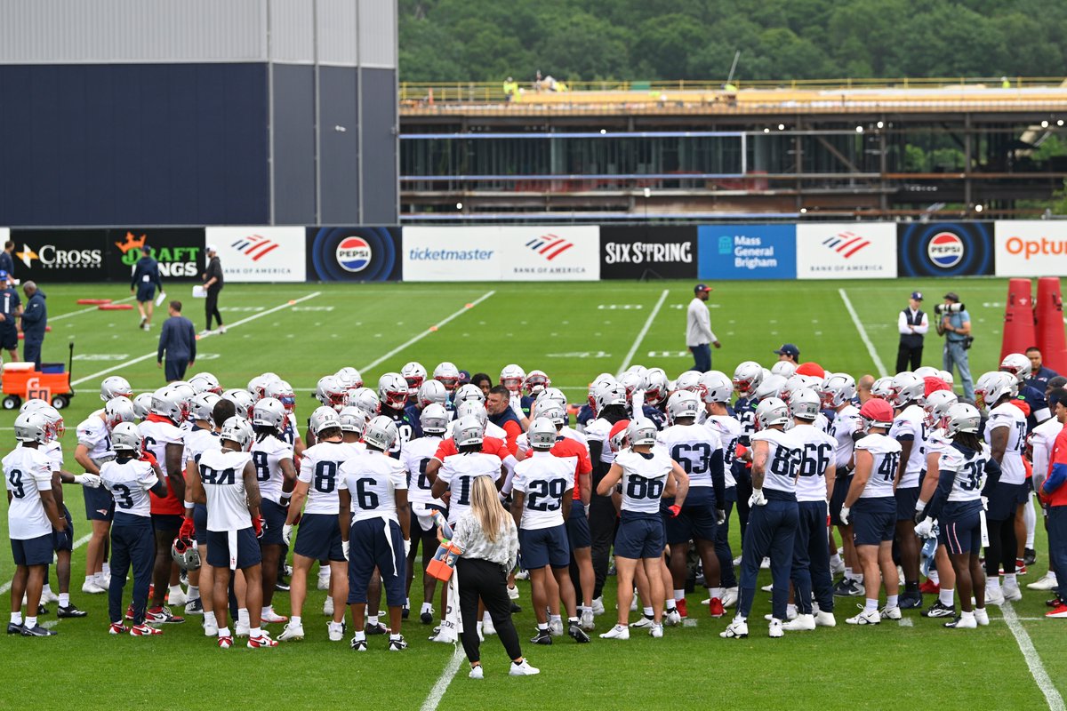 PatsFans's tweet photo. Our PatsPicker Patriots Roster Tool is available for you to make your own 53-man Patriots roster predictions:
https://t.co/wEJ7KaGyqA

📷 Eric Canha-Imagn Images https://t.co/uYznE6V0qh