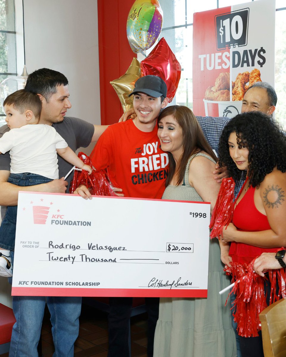 KFCfoundation's tweet photo. Behind every scholarship is a story of resilience, sacrifice, and determination.

This year, 11 KFC restaurant employees were awarded $20,000 to pursue their dreams—from nursing to aviation and beyond. 🎓

https://t.co/QgClIhQQ3F https://t.co/TtPi9UgOm5