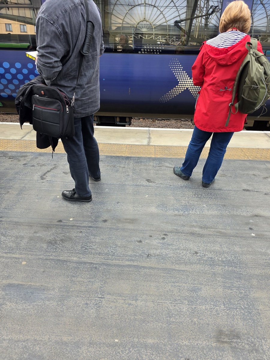 GazCrawf's tweet photo. Amazing @ScotRail your app says the train departed at 17:01, I think the train still on the platform is evidence you are at it. https://t.co/ez0QdwNeLC