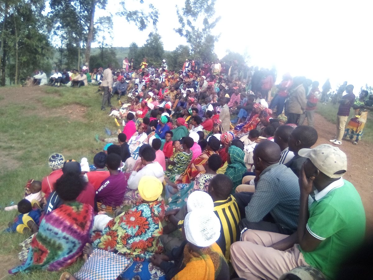 Manyagiro_G's tweet photo. Ku wa05 Gicurasi 2026, mu tugari twose tw’Umurenge wa Manyagiro habereye Inteko Rusange y’Abaturage. Umuyobozi w’Umurenge, Bwana Kalisa Claudien,yifatanyije n’abaturage b’Akagari ka Nyiragifumba bakangurirwa gukoresha system MBAZA mu kugaragaza ibibazo,kwita ku isuku n’umutekano https://t.co/MmbLe1vEYB