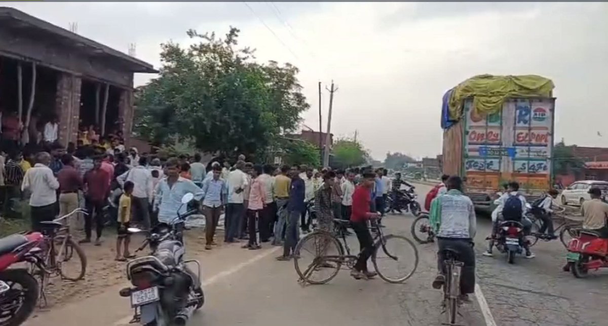 NaveenGosw10417's tweet image. उझानी में सड़क हादसा
 ट्रक की टक्कर से पिता व 2 छात्राएं घायल
 एक की हालत गंभीर
#janpadnews24up
#UPNews #Accident #Breaking