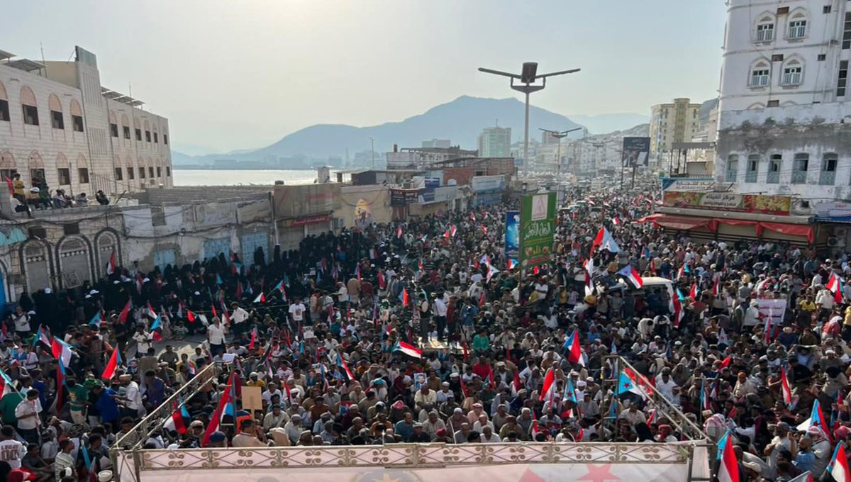 a_n_alawlaqi's tweet photo. من #عدن الثائرة إلى #حضرموت الأبية.. تتجسد وحدة الصف والهدف والمصير، شعب الجنوب العربي يجدد العهد بإرادة لا تلين، فلا تراجع عن مطلب استعادة الدولة الجنوبية. https://t.co/95p1xwTn0z