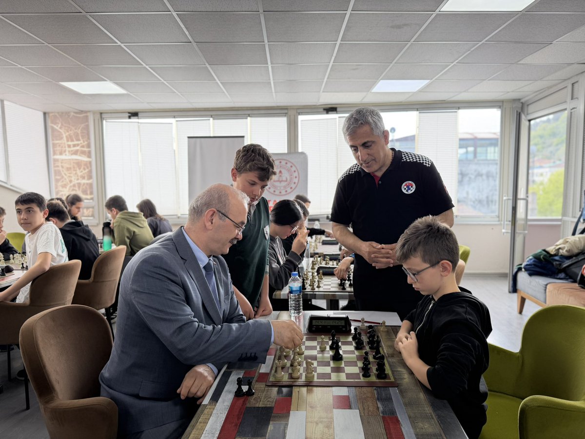 catalca_mem's tweet photo. ♟️ 2025-2026 sezonu Spor Şehri İstanbul Projesi Okul Spor Kulüpleri Ligi Satranç Müsabakaları 4-5 Mayıs tarihleri arasında ilçemizde gerçekleştirildi.

Müsabakalara İlçe Millî Eğitim Müdürümüz Süleyman Ceylan ve İlçe Spor Müdürümüz Kemal Hürcan katılım sağladı.

Derece elde eden okul spor kulüplerimizi ve öğrencilerimizi tebrik ediyor; organizasyonda emeği geçen öğretmenlerimize ve hakemlerimize teşekkür ediyoruz. 🏆♟️

@TC_istanbul @istanbulilmem @MucahitYentur @suleymanceylan @sporsehri34