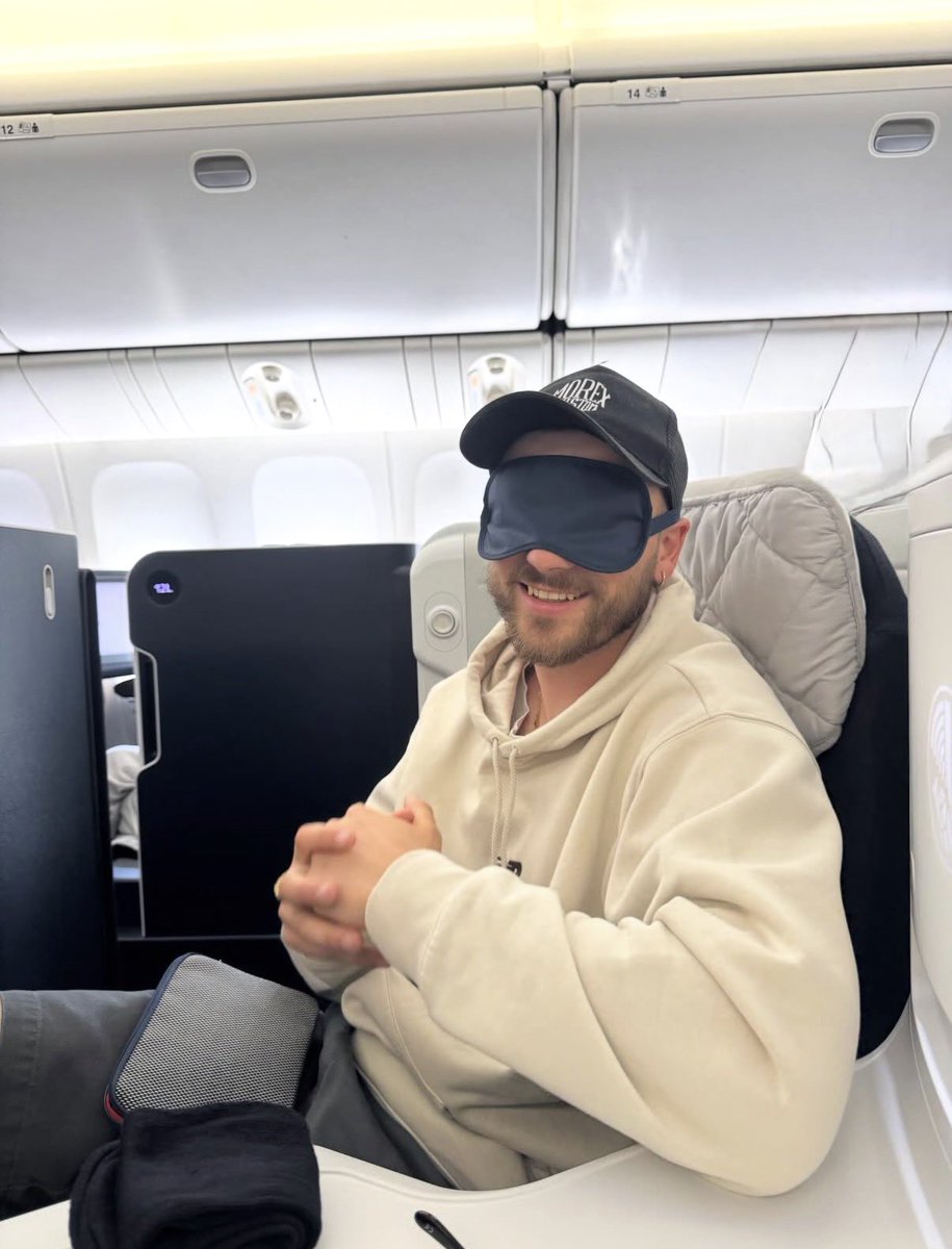 PierreG_Updates's tweet photo. 📸| Pierre dans l’avion direction Miami dans le dernier post instagram d’Helena ! ✈️ 

#pierregarnier https://t.co/lhiOWUF59P
