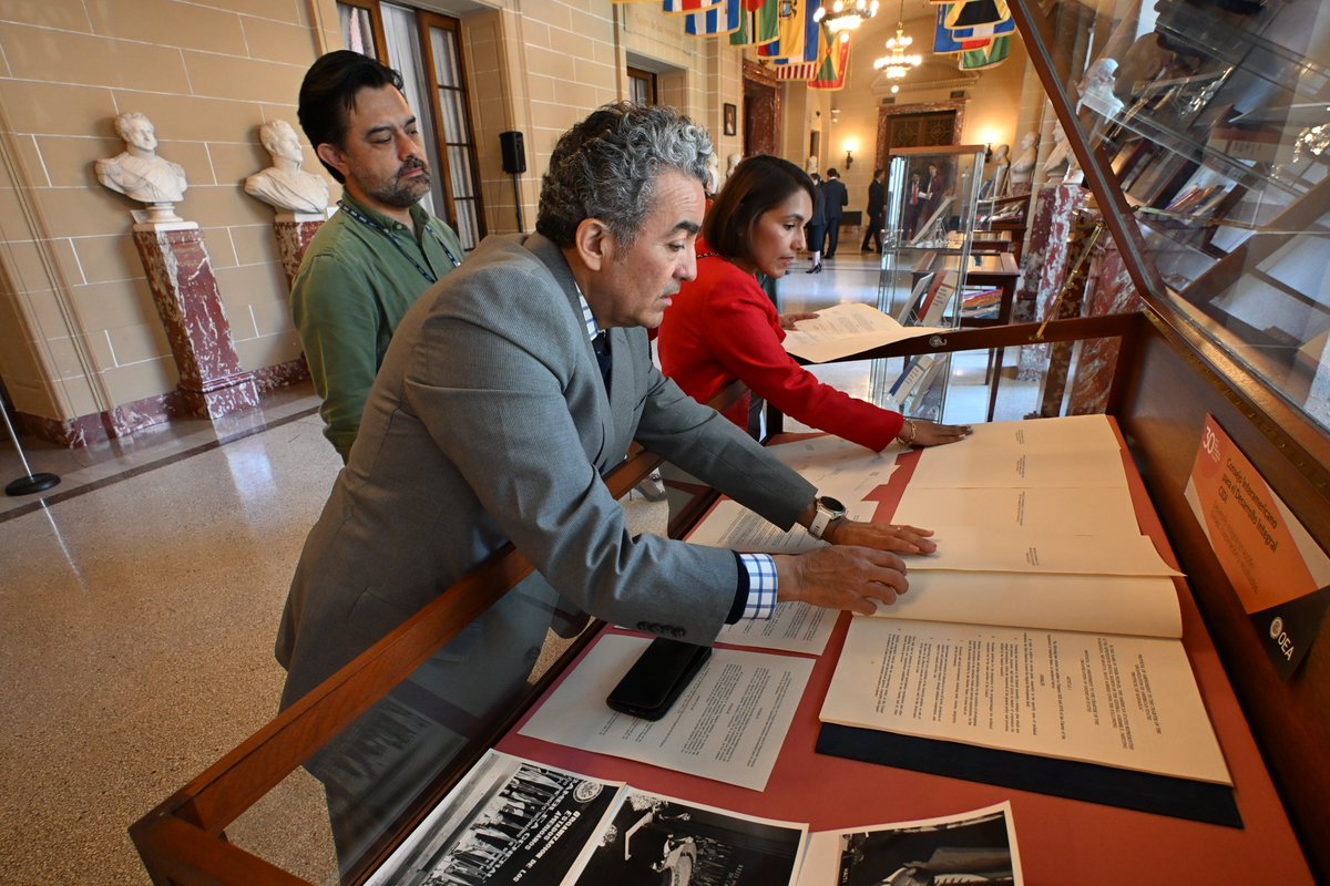 DDIOEA's tweet photo. 📄 En el marco de los 30 años del CIDI, el Departamento de Derecho Internacional de la @OEA_oficial, junto a la Biblioteca Colón, avanzan en el armado de vitrinas donde se exhibirá el Protocolo de Managua en su versión original.

#OEA #CIDI #DerechoInternacional https://t.co/HeMhesxcbr