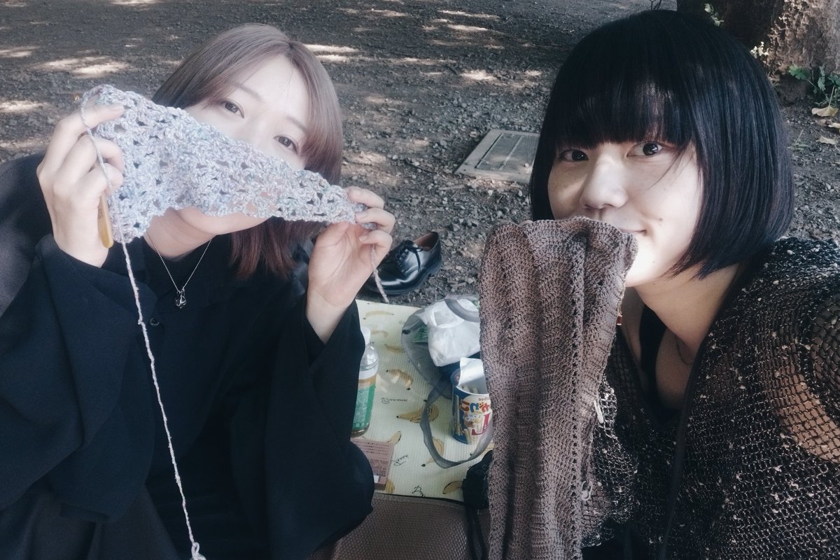 htm_hyp's tweet photo. 井の頭公園で編み会◎

人間ふたり、イモムシ2匹、黒い虫多数。途中参加の黒柴さん。
大勢の参加者でにぎやかな編み会でした🐛 https://t.co/u0bPzb5H07