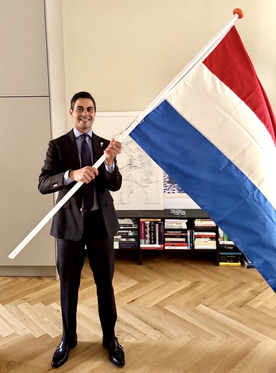 De wereld rondvliegen op onze kosten, overal de D66 popie jopie uithangen, de hele dag grijnzen tot achter zijn oren, Oekraïne spekken met ons belastinggeld, asielzoekers ongebreideld toegang verlenen tot Nederland, belastingen verhogen, de burgers weigeren te helpen en te