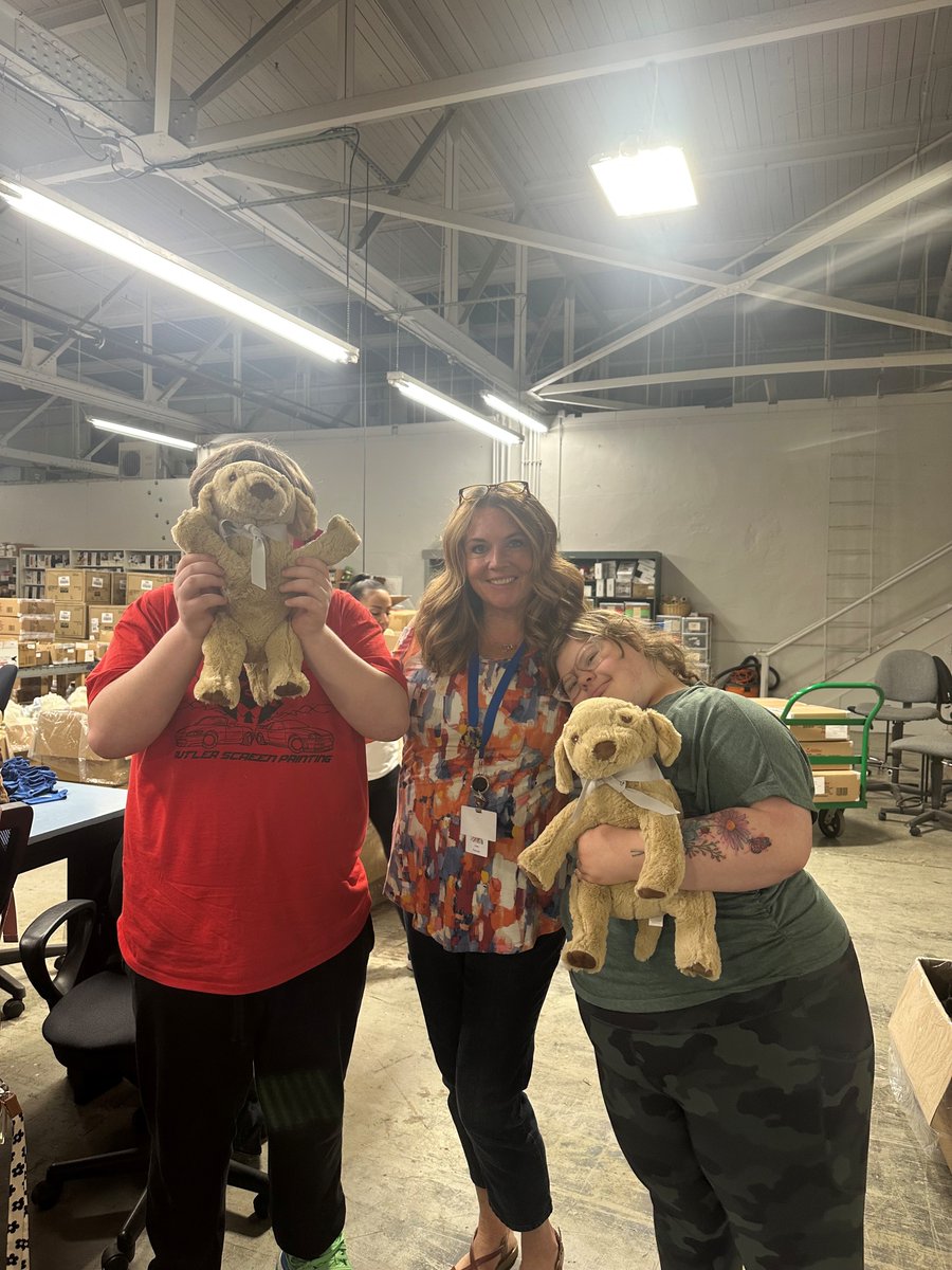 artistictoy's tweet photo. Today we are celebrating the amazing teachers who help our @ColonialIU20 students shine on the production line and beyond. Happy Teacher Appreciation Day! 🍎✨❤️#teachers https://t.co/KynFjMUOCn
