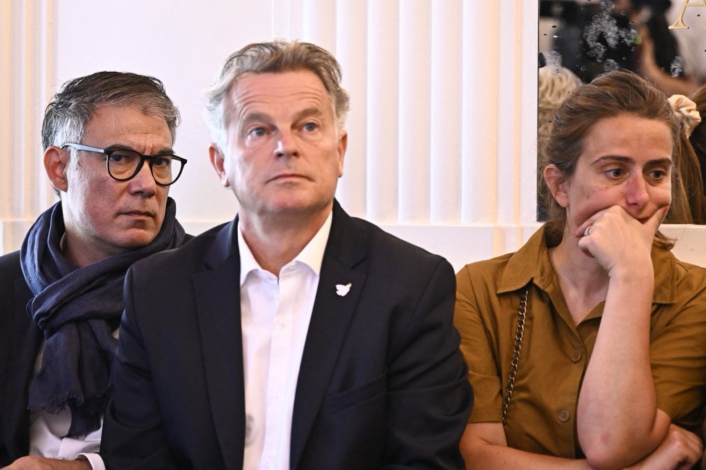 Ces 3 là ont le choix. 

L’histoire les regarde. Le pays les regarde. Leurs militants aussi.

Ou ils trahissent de nouveau les intérêts de la gauche et du pays où ils rejoignent l’alliance populaire avec la <a href="/FranceInsoumise/">La France insoumise</a> pour gagner et changer le cours de l’histoire

🇫🇷
