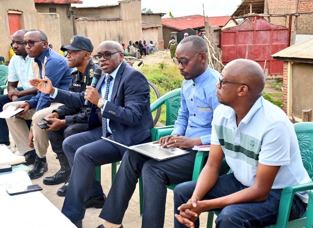 KarongiDistr's tweet photo. Guverineri Ntibitura Jean Bosco, Meya Muzungu Gerald na ba Visi Meya batangije ku rwego rw’Akarere, Sisitemu MBAZA, igamije korohereza abaturage gutanga ibibazo n'ibyifuzo byabo mu nzego z'ubuyobozi. Ni igikorwa cyabereye mu mirenge itandukanye mu nteko z’abaturage. https://t.co/PcO5WU8drj